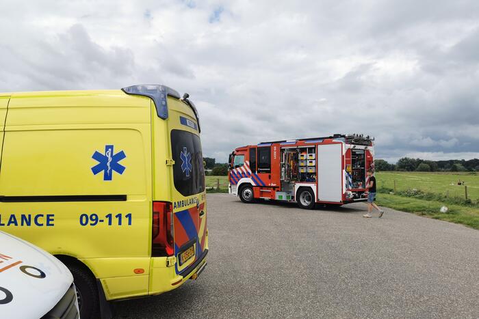 Auto raakt te water in rivier Nederrijn