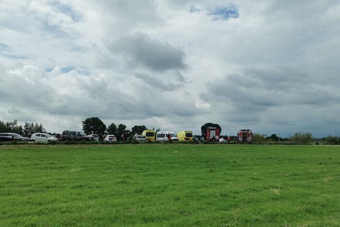 Auto raakt te water in rivier Nederrijn