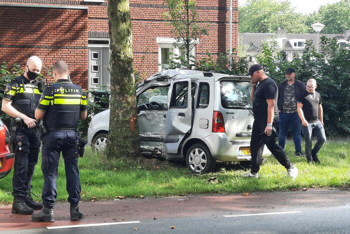 Automobilist rijdt tegen boom