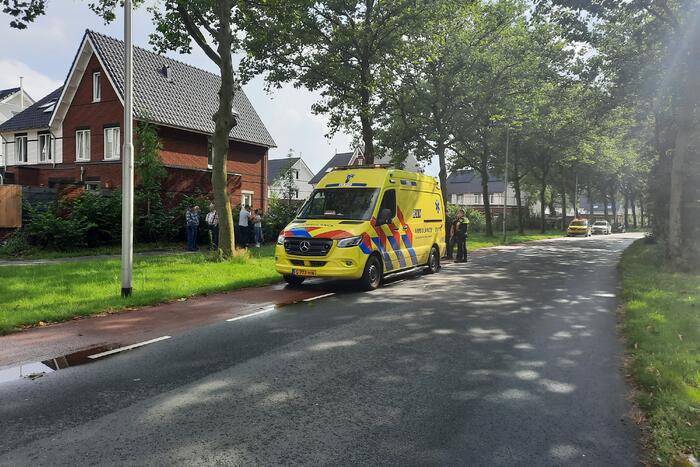 Automobilist rijdt tegen boom