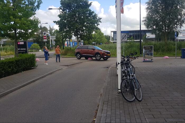 Auto belandt op betonnen sierbol