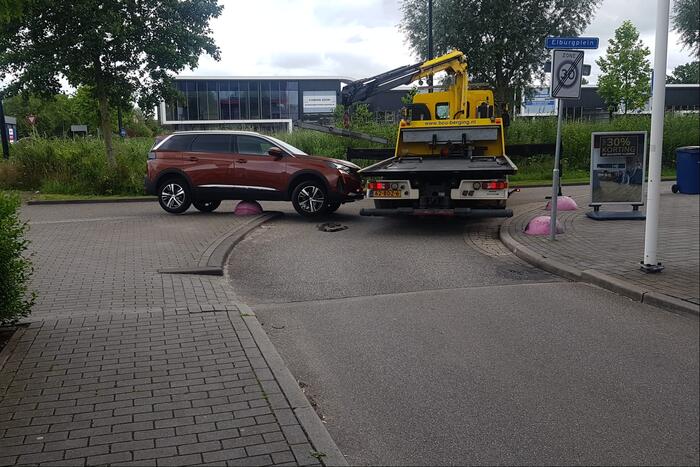 Auto belandt op betonnen sierbol