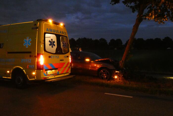 Bestuurder verliest macht over het stuur en eindigt tegen boom