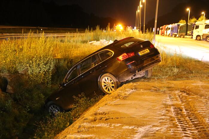 Auto belandt in de sloot
