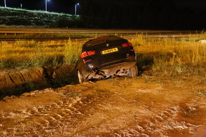 Auto belandt in de sloot