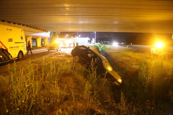 Auto belandt in de sloot