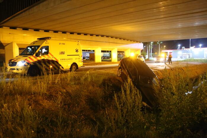 Auto belandt in de sloot