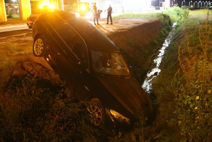 Auto belandt in de sloot