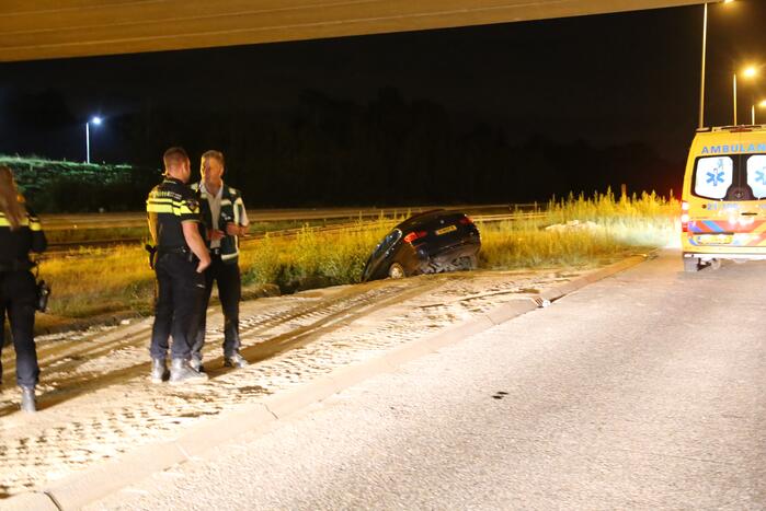 Auto belandt in de sloot