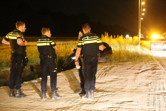 Auto belandt in de sloot