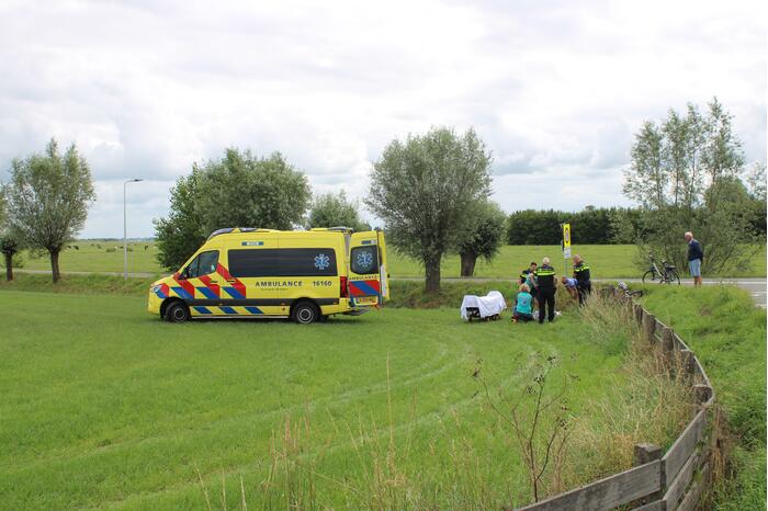 Wielrenner botst tegen hekwerk