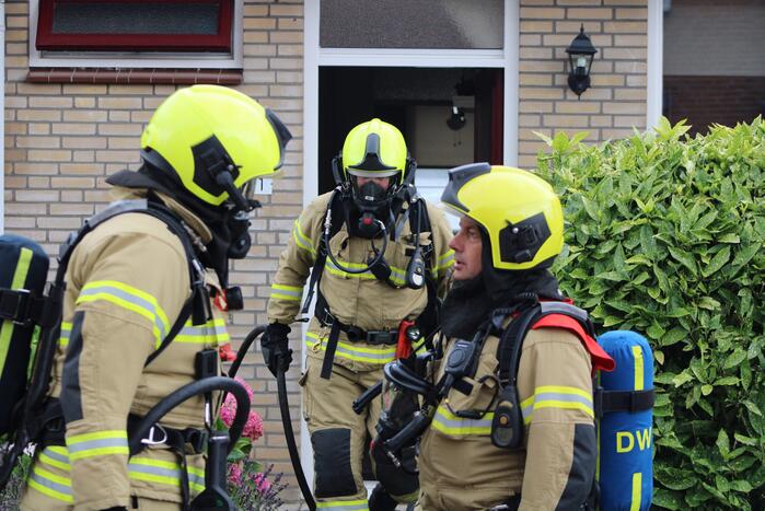 Huisdier gered bij woningbrand, bewoner gewond