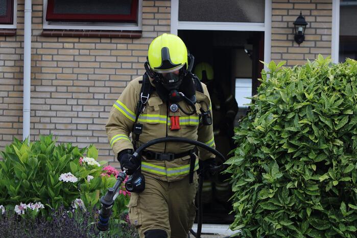 Huisdier gered bij woningbrand, bewoner gewond
