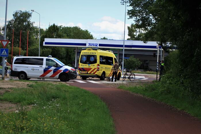 Fietser loopt bloedende hoofdwond op door aanrijding auto
