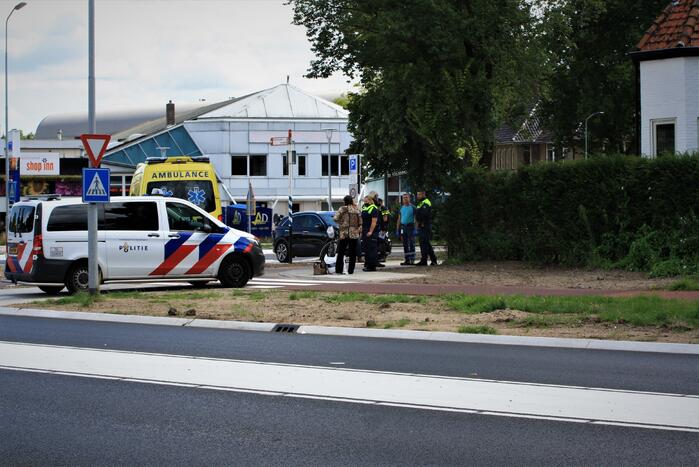 Fietser loopt bloedende hoofdwond op door aanrijding auto