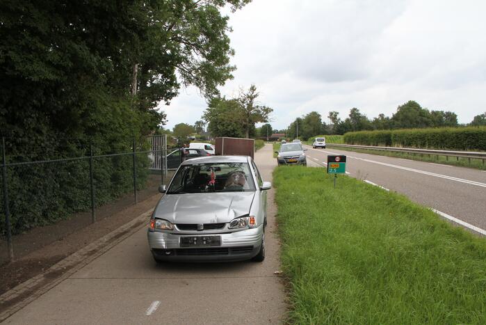 Aanhanger schiet door achterklep na botsing