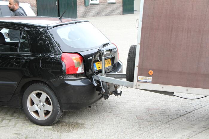 Aanhanger schiet door achterklep na botsing
