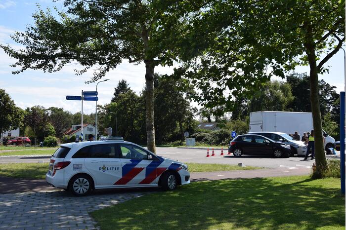 Twee personenwagens in botsing na voorrangsfout