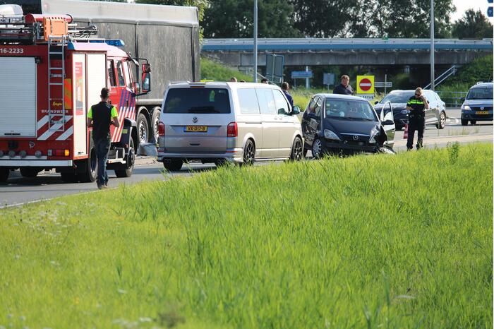 Auto raak lantaarnpaal en komt tot stilstand op andere weghelft