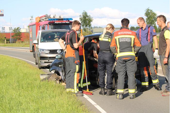 Auto raak lantaarnpaal en komt tot stilstand op andere weghelft