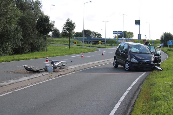 Auto raak lantaarnpaal en komt tot stilstand op andere weghelft