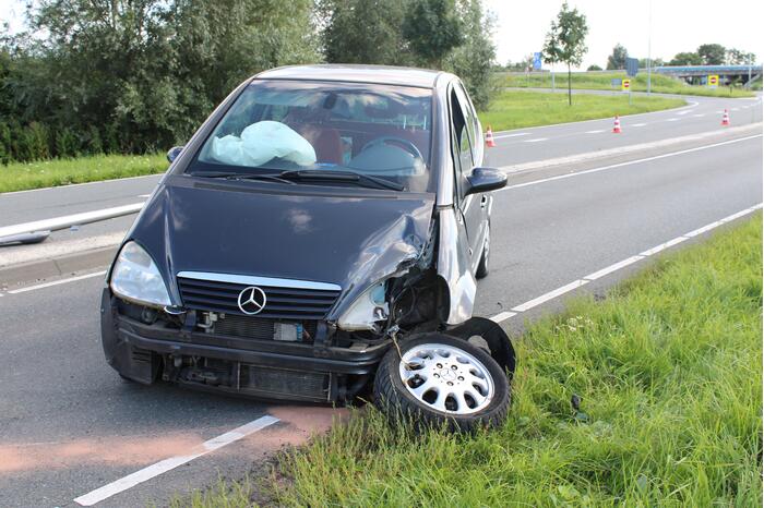 Auto raak lantaarnpaal en komt tot stilstand op andere weghelft