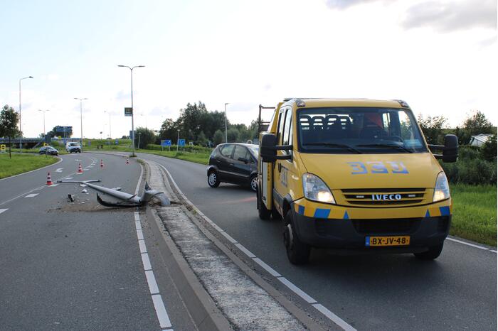 Auto raak lantaarnpaal en komt tot stilstand op andere weghelft