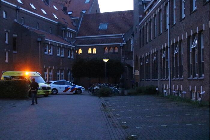 Politie zoekt naar verdachte na steekpartij