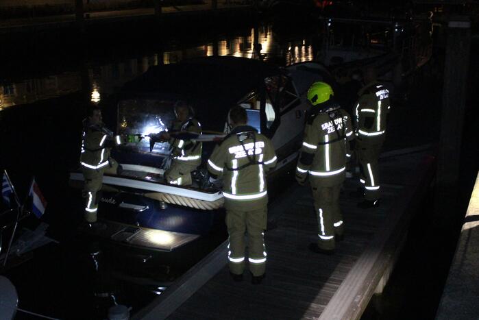 Brandweer doet onderzoek bij zinkende motorboot