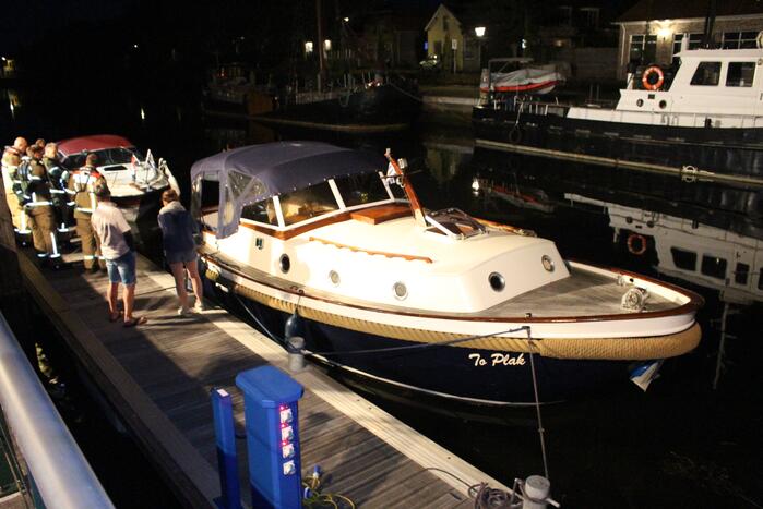 Brandweer doet onderzoek bij zinkende motorboot
