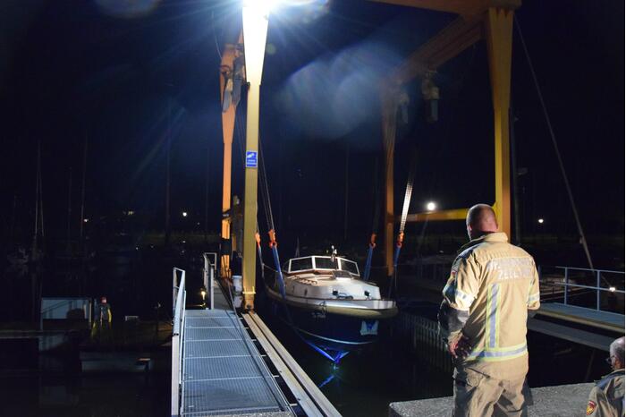 Brandweer doet onderzoek bij zinkende motorboot