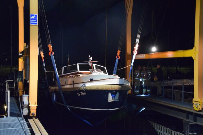 Brandweer doet onderzoek bij zinkende motorboot