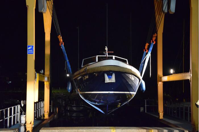 Brandweer doet onderzoek bij zinkende motorboot