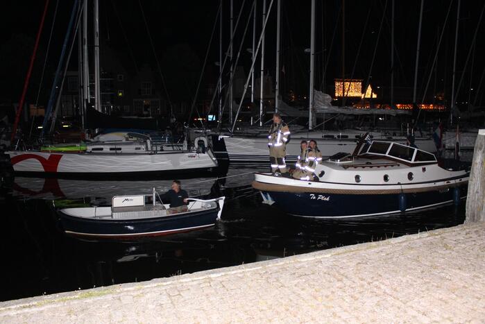 Brandweer doet onderzoek bij zinkende motorboot
