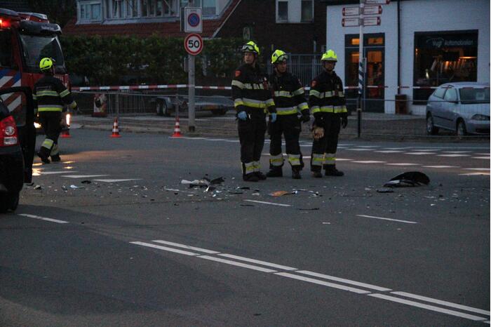 Bestelbus raakt ondersteboven door ongeval