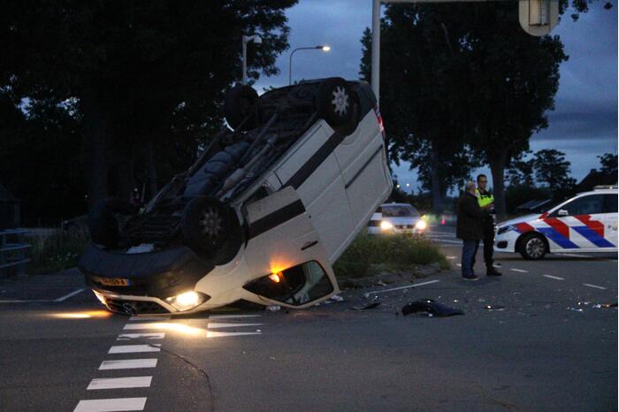 Bestelbus raakt ondersteboven door ongeval