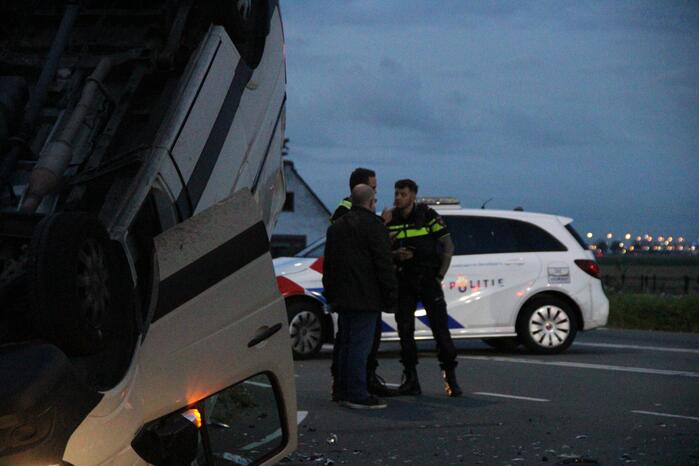 Bestelbus raakt ondersteboven door ongeval