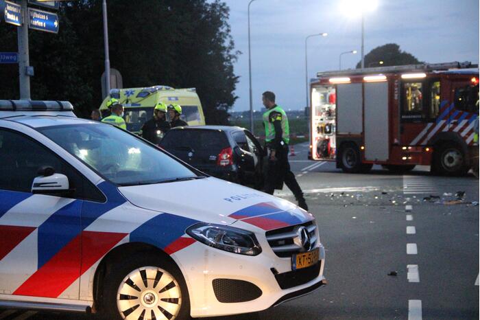 Bestelbus raakt ondersteboven door ongeval