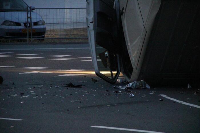 Bestelbus raakt ondersteboven door ongeval