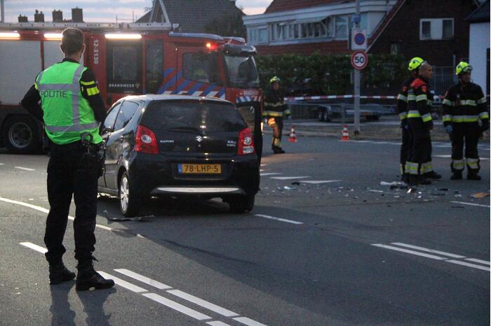 Bestelbus raakt ondersteboven door ongeval