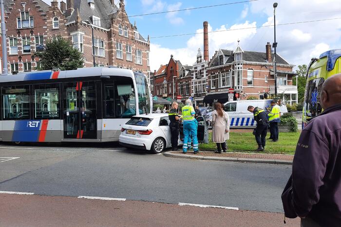 Botsing tussen tram en auto in Delfshaven