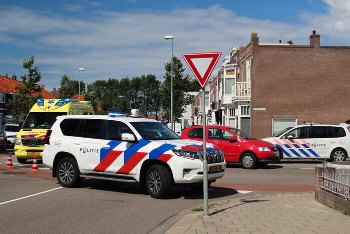 Scooter en auto botsen hard op elkaar