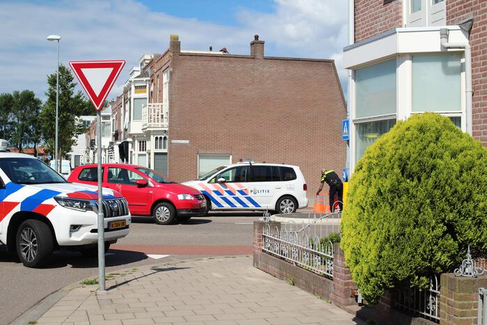 Scooter en auto botsen hard op elkaar