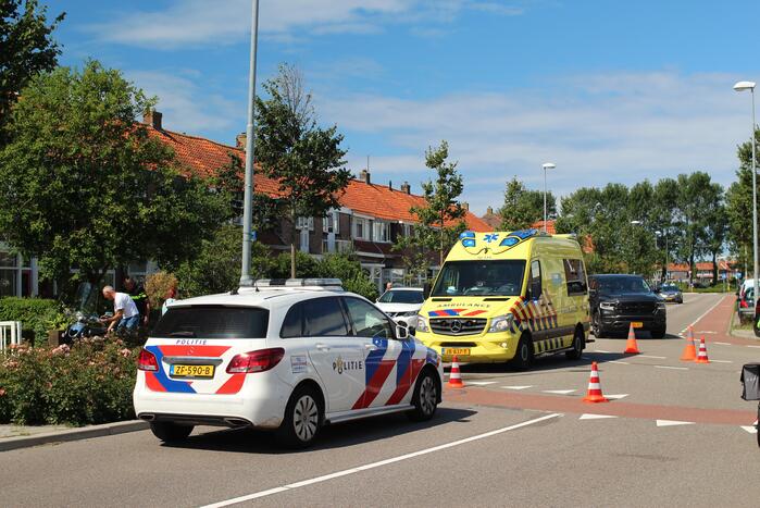 Scooter en auto botsen hard op elkaar