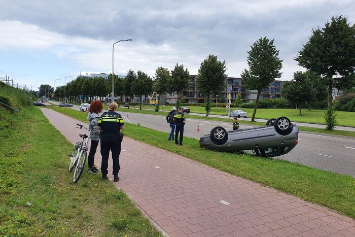 Auto belandt op de kop