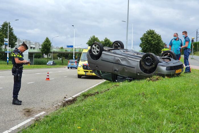 Auto belandt op de kop