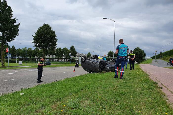 Auto belandt op de kop