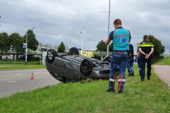 Auto belandt op de kop