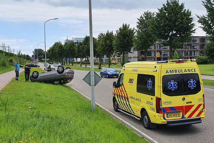 Auto belandt op de kop