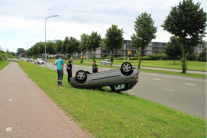 Auto belandt op de kop